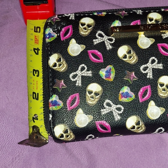 Betsey Johnson Skull &Lip & Bow Print. Full Size Zipper Wallet & Wrist Strap - Picture 11 of 12